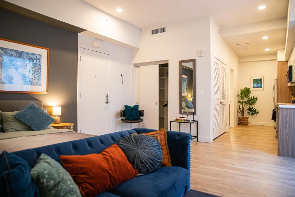 ein Wohnzimmer mit einem blauen Sofa in einem Zimmer in der Unterkunft Luxury Apartment In The Prime Hollywood Location in Los Angeles