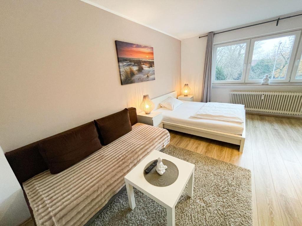 Business Apartment Altstadt في بريمين: غرفة معيشة مع أريكة وسرير