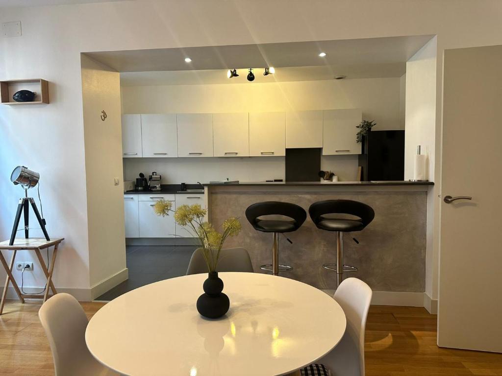 a kitchen and dining room with a table and chairs at Appartement T3 centre ville in Perpignan
