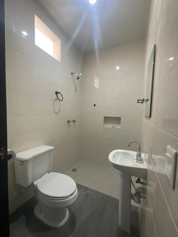 Koupelna v ubytování Hotel & Hostal 230
