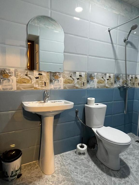 Koupelna v ubytování Baron Hotel