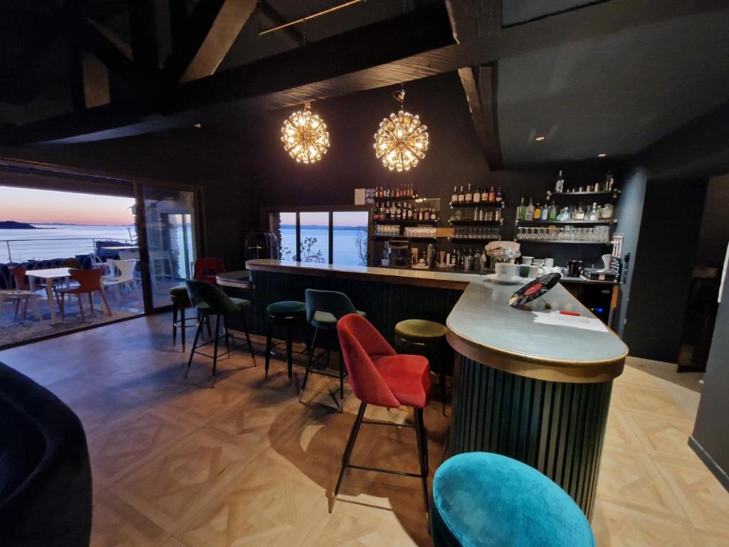Lounge nebo bar v ubytování VILLA MANDRAGORE Ile du Levant