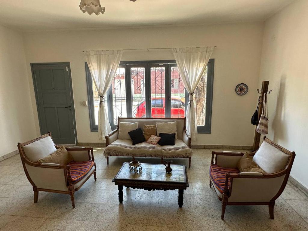ein Wohnzimmer mit 2 Sofas und einem Couchtisch in der Unterkunft ItaloPiano in Guaymallen