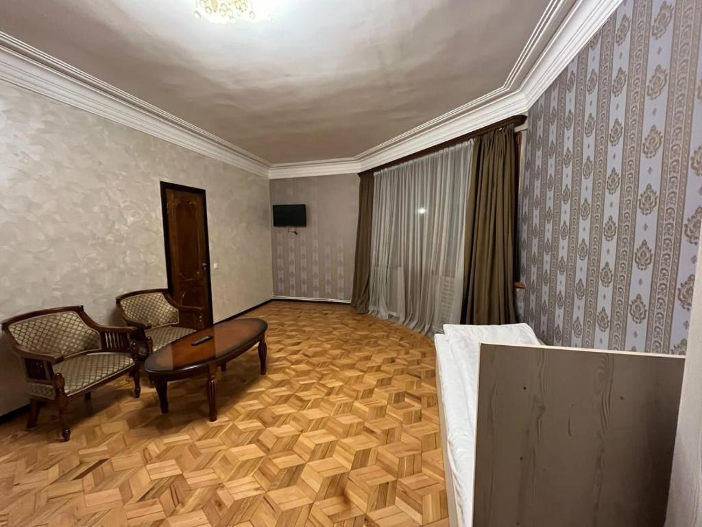 TV a/nebo společenská místnost v ubytování Baron Hotel