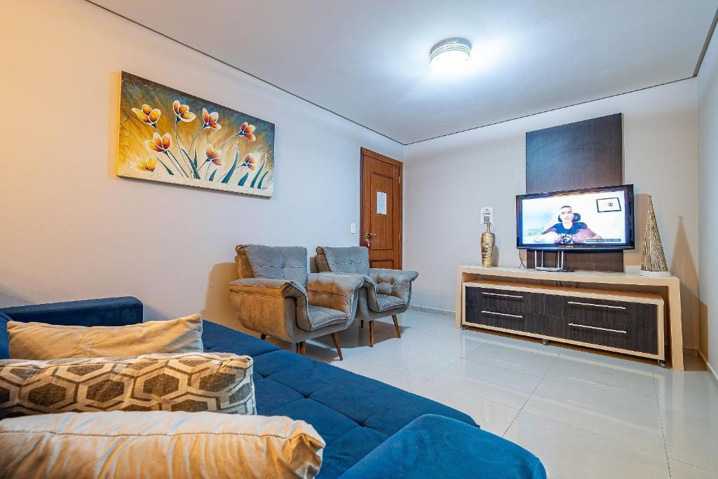 TV a/nebo společenská místnost v ubytování 012 - Apartamento espaçoso à 120m Praia de Bombas