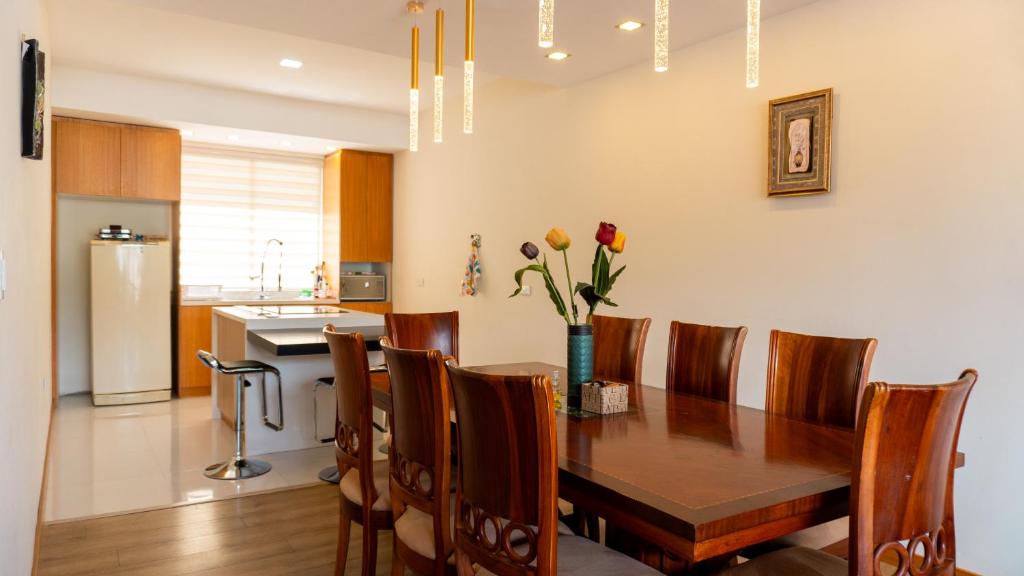 a kitchen and dining room with a table and chairs at Sweet Home Departamento in Loja