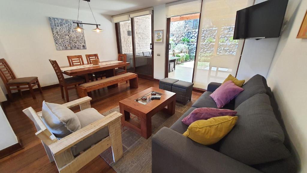 un salon avec un canapé et une table dans l'établissement Casa ITALIA 2 Condominio Parque Pinares, à Pucón