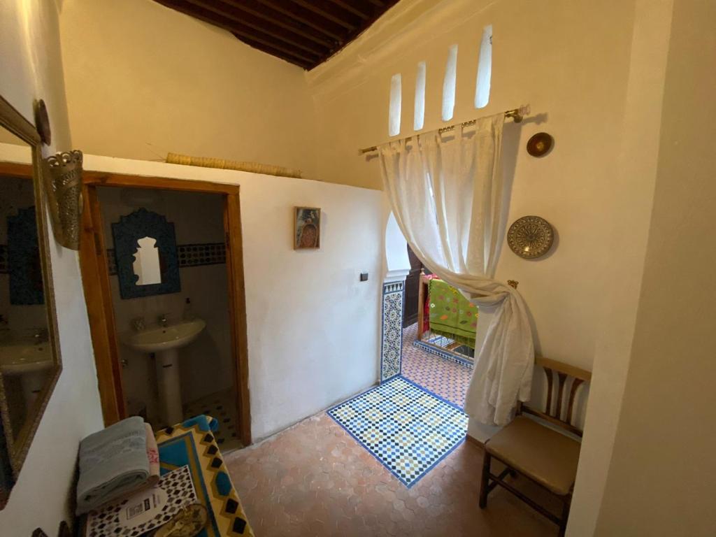 uma casa de banho com um chuveiro e um lavatório num quarto em Dar Tetuania em Tétouan