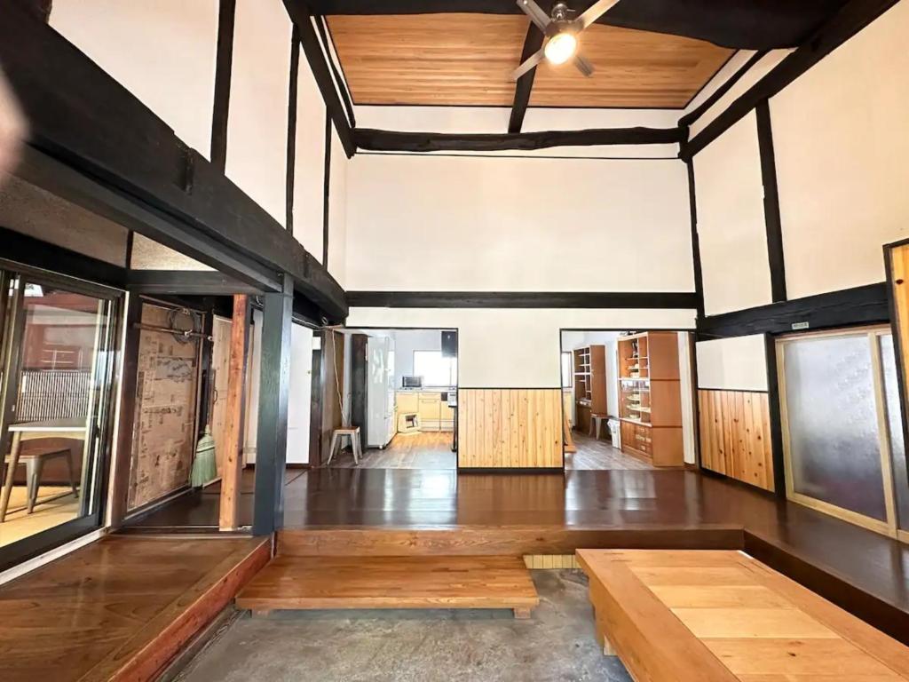 長野市にあるPotato mura house tatara - Vacation STAY 90000vの天井が備わるウッドフロアの広い客室です。