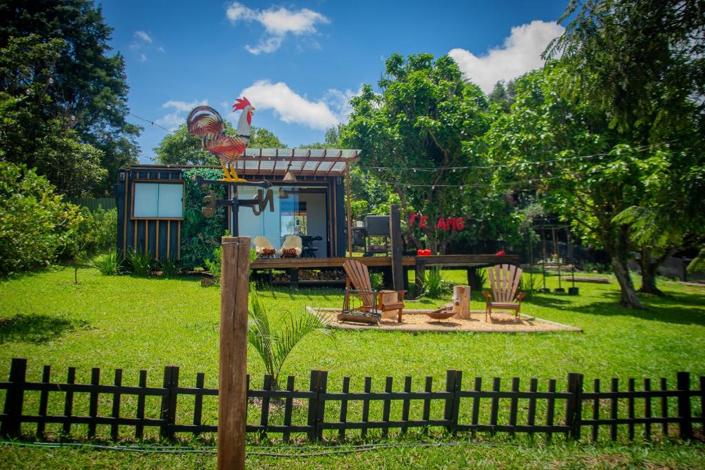 una piccola casa con tavolo e sedie in cortile di T24 Tinyhouse Container a Ibiúna