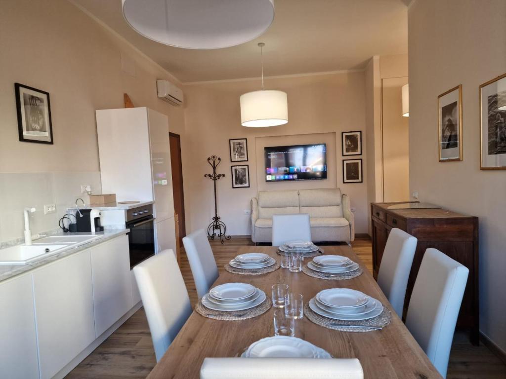 Guest House Canalis 17 في أوريستانو: مطبخ وغرفة طعام مع طاولة وكراسي