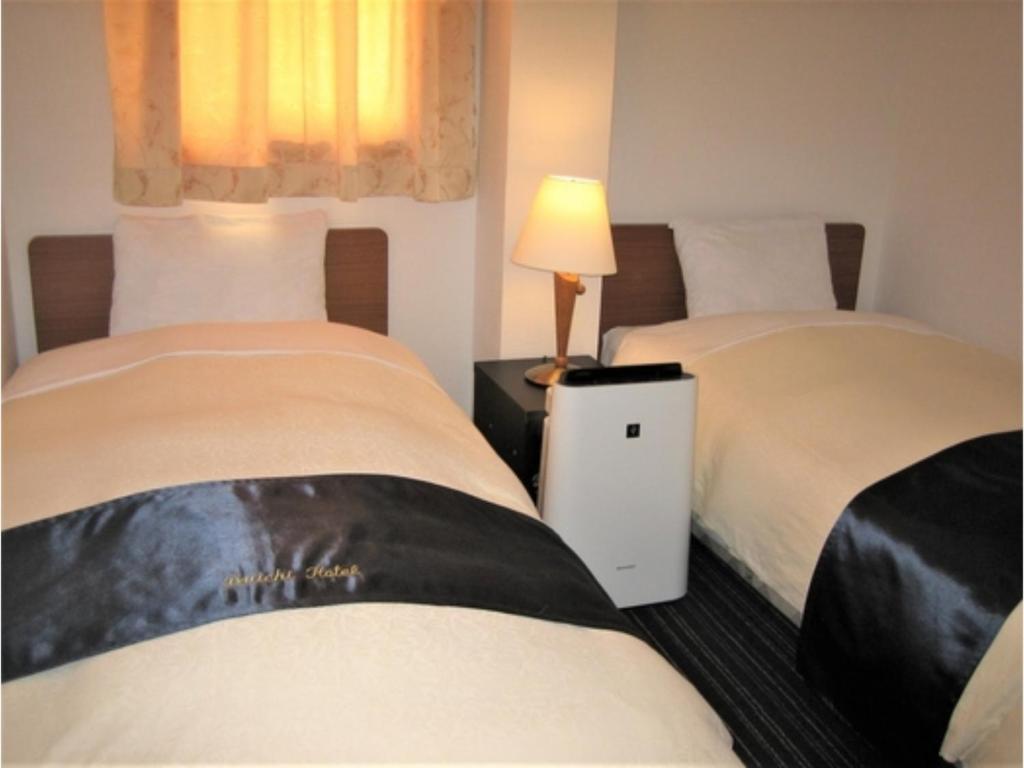 近江八幡市にあるDaiichi Hotel - Vacation STAY 24188vのホテルルーム ベッド2台&ランプ付