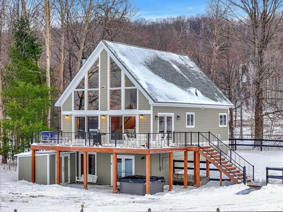 una casa en construcción en la nieve en Mountain Cabin overlook Boyne near Nubs W/ Hot Tub en Harbor Springs