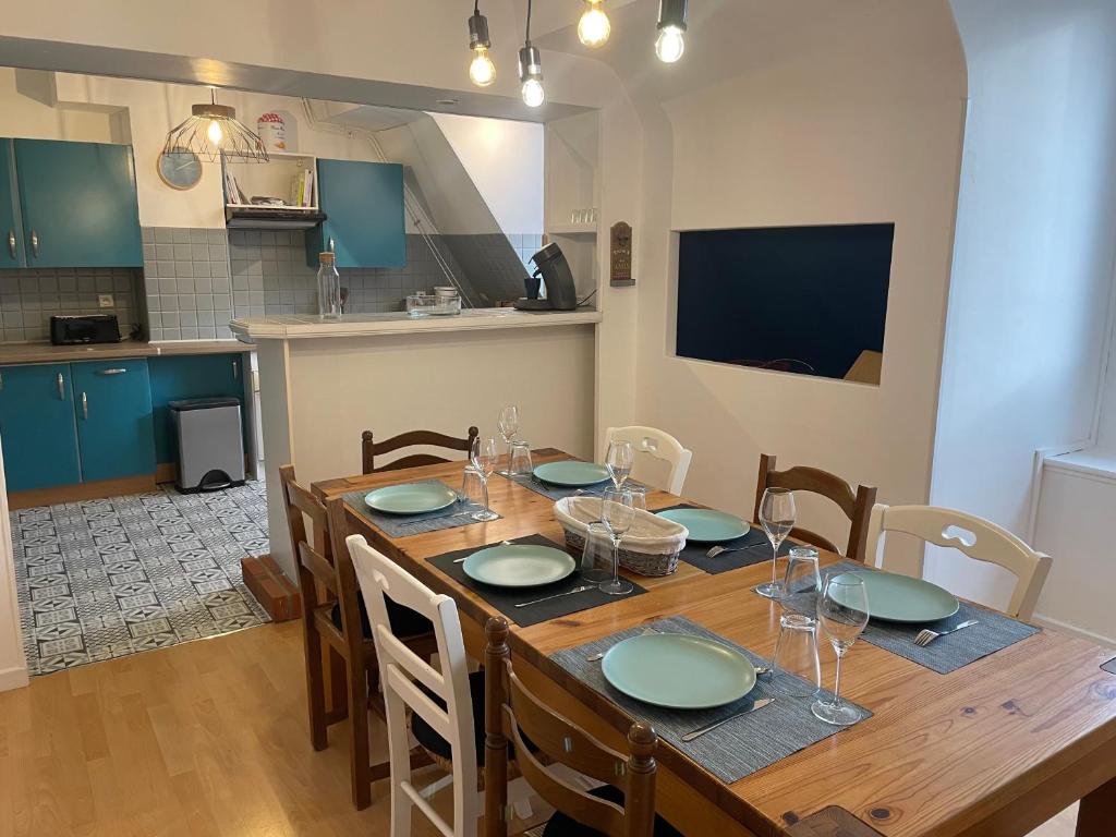 une table en bois avec des chaises et une salle à manger dans l'établissement Pause En Seine- Appartement en duplex, à Caudebec-en-Caux