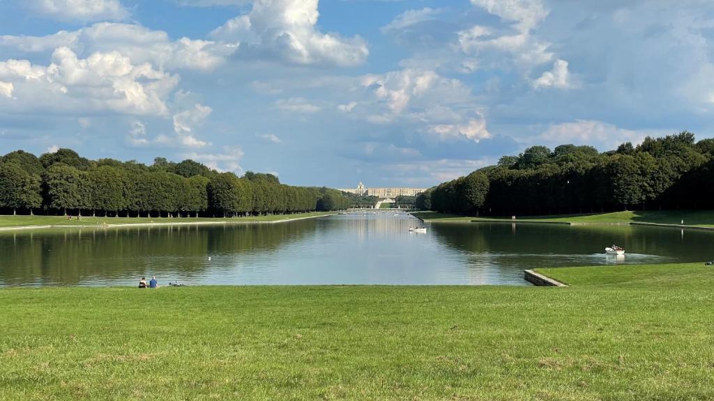 Cette chambre offre une vue sur un lac où vous pourrez vous baigner. dans l'établissement Maison au coeur de Versailles, à Versailles