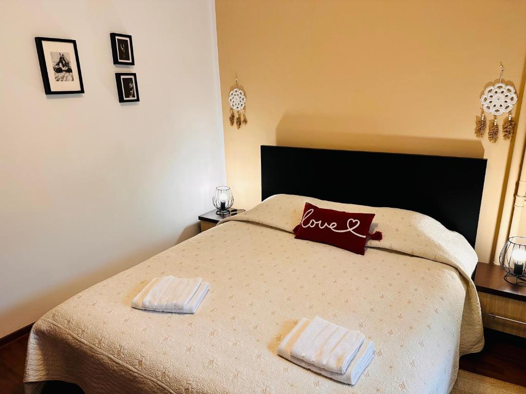 1 dormitorio con 1 cama con 2 toallas en Euro Apartment, en Bucarest