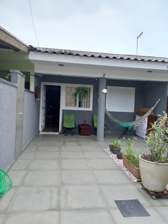 Casa 50 mts do mar - reformada/ar condicionado