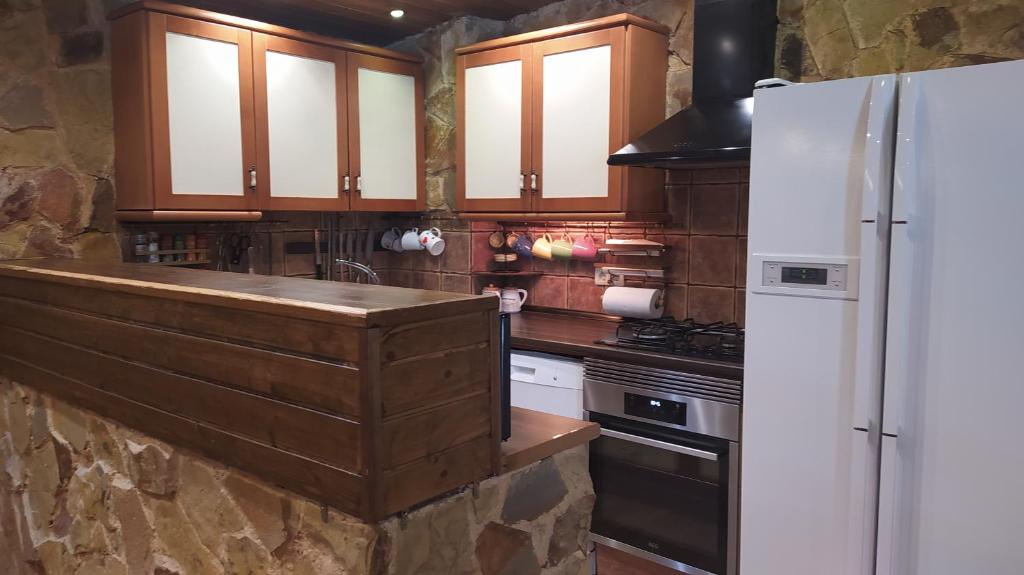 Köök või kööginurk majutusasutuses Casa Axier-Chalet con Piscina privada y chimenea
