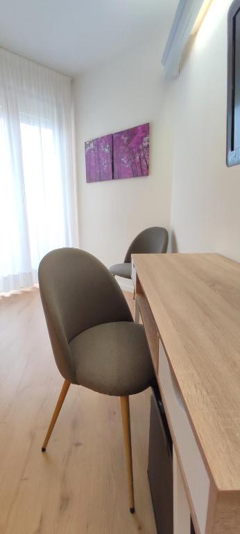 Televízia a/alebo spoločenská miestnosť v ubytovaní Hotel Everest Arco