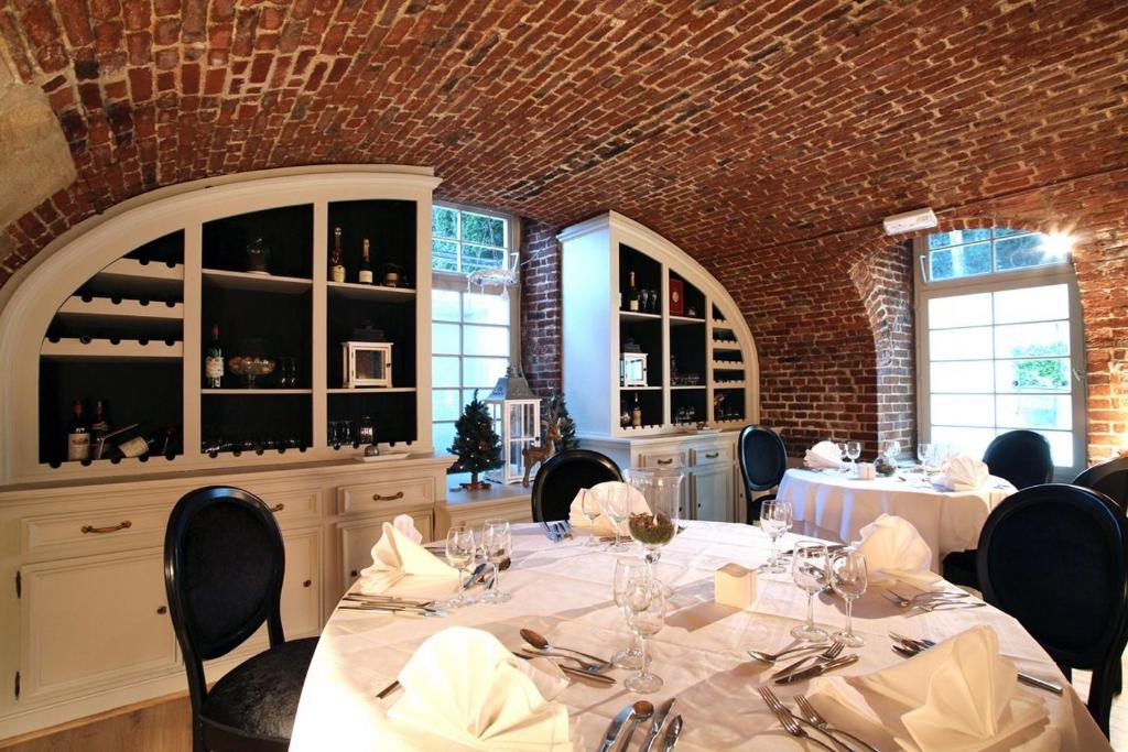 Restaurace v ubytování Château De La Motte Fenelon