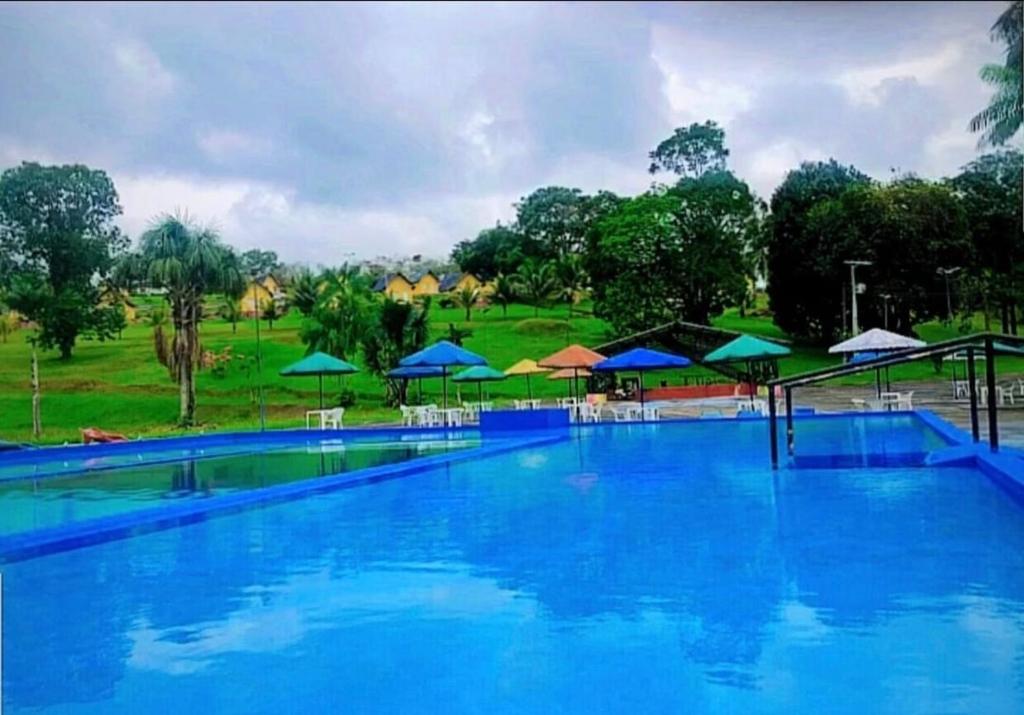 Bazén v ubytování ECO CHALÉ PARK CACHOEIRAS nebo v jeho okolí