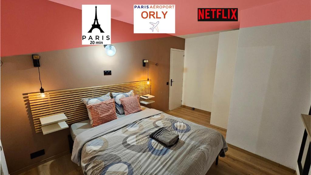 une chambre avec un lit et un panneau indiquant uniquement le parc hospitalier dans l'établissement Maison des voyageurs Cerise - PARIS ORLY, à Choisy-le-Roi