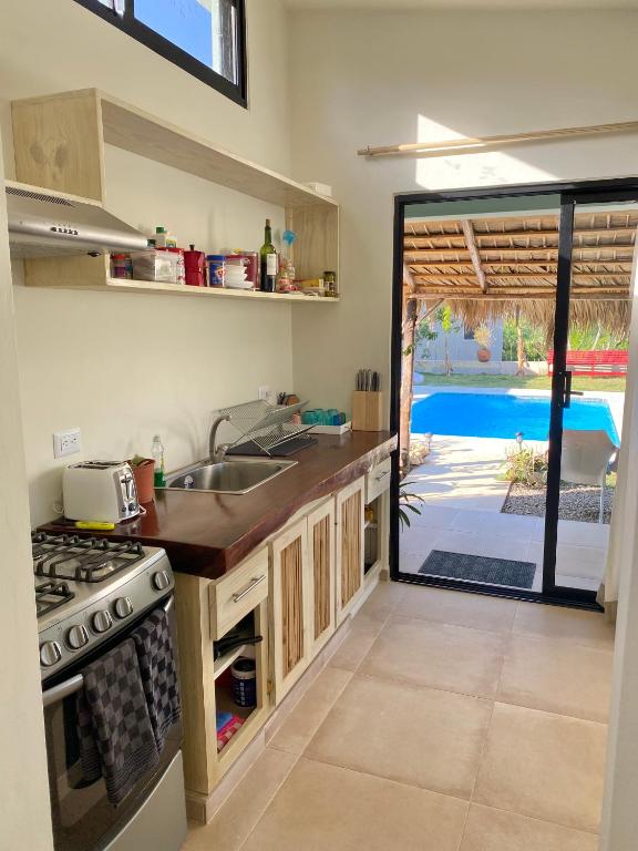Kuchyň nebo kuchyňský kout v ubytování Sfeervolle studio in Encuentro Cabarete
