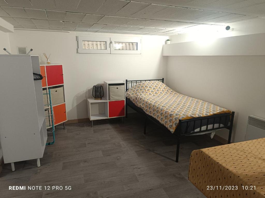 - une chambre avec 2 lits superposés dans l'établissement Studio à louer à Orly, à Orly