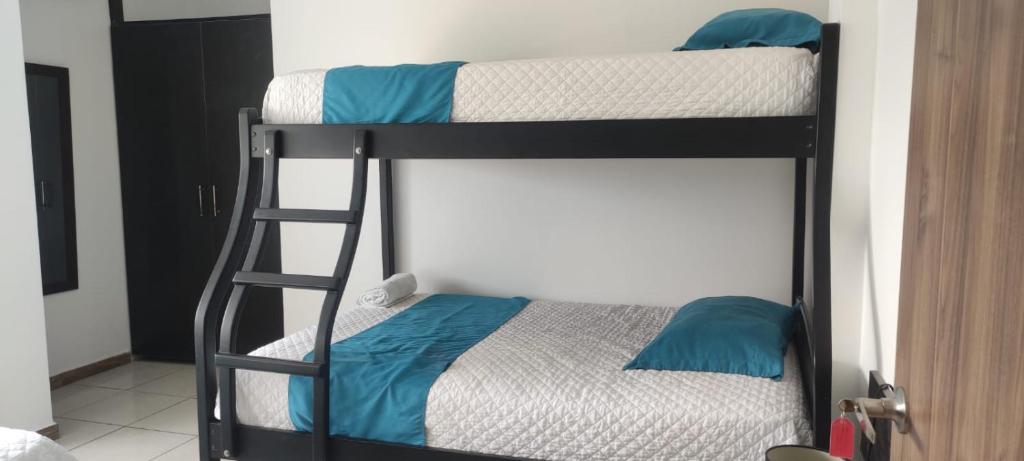 Hotel Mykonos Manta tesisinde bir ranza yatağı veya ranza yatakları