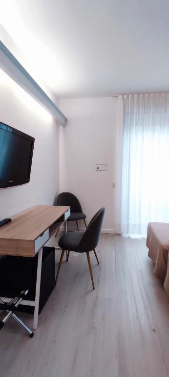 Televízia a/alebo spoločenská miestnosť v ubytovaní Hotel Everest Arco