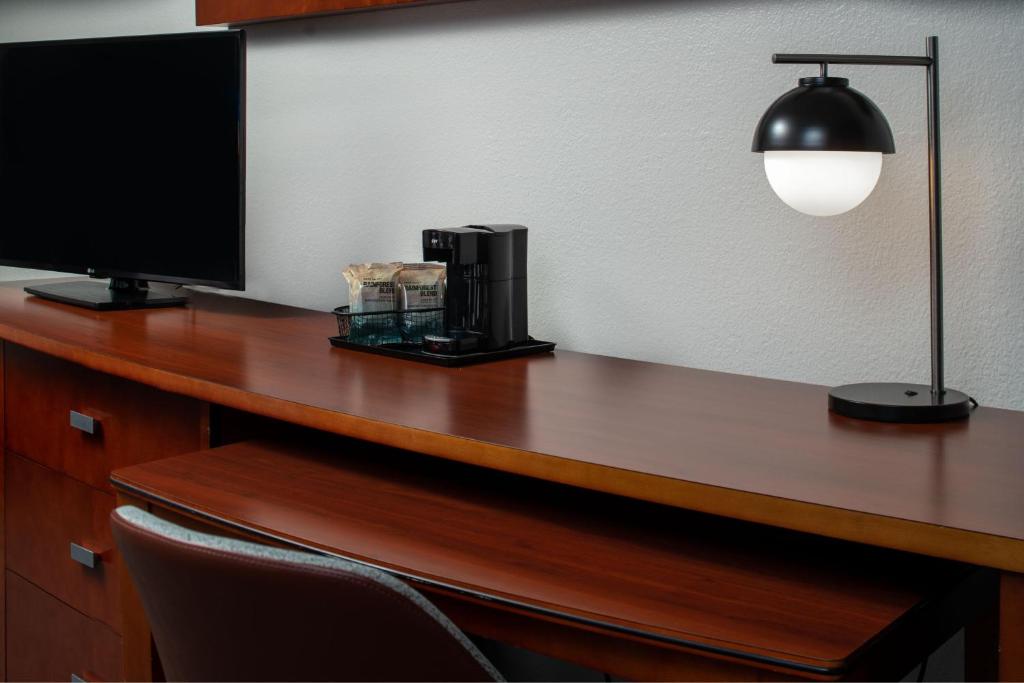 Courtyard by Marriott Covington / Mandeville - King Room With Sofa Bed