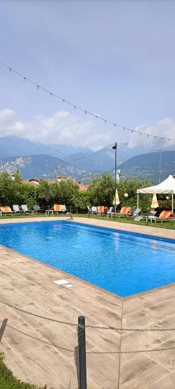 Bazén v ubytovaní Hotel Everest Arco alebo v jeho blízkosti
