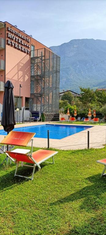 Bazén v ubytovaní Hotel Everest Arco alebo v jeho blízkosti