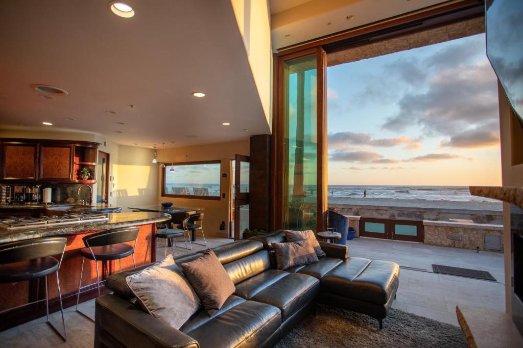 uma sala de estar com um sofá e vista para o oceano em Verona Oceanfront Luxury Villa w Spa, Multiple Private Patios, Grill, AC & Garage em San Diego