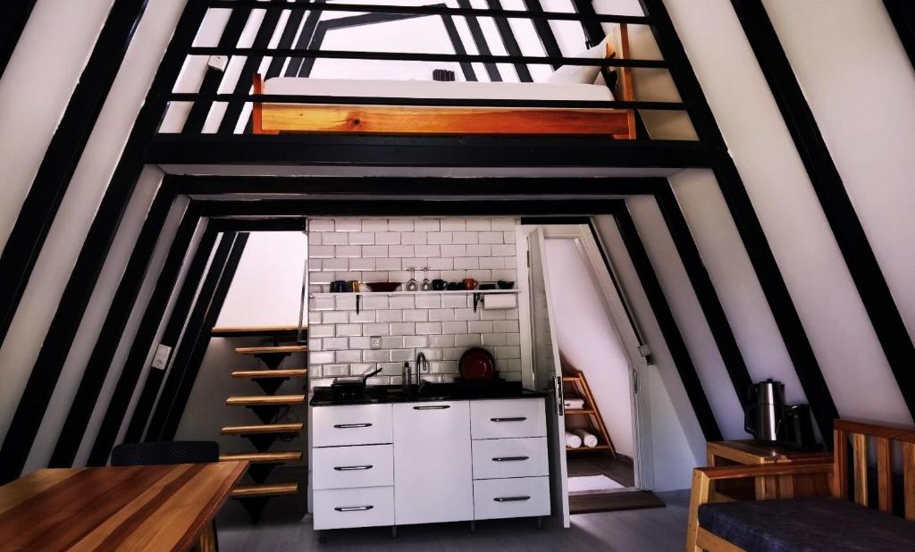 une cuisine avec un escalier menant à une mezzanine dans l'établissement Adore Datca Beach House, à Döşeme