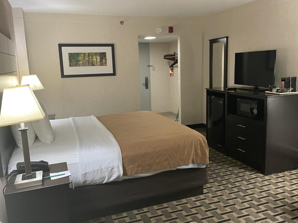 Quality Inn & Suites - Queen Room - Mobility Accessible/Non-Smoking