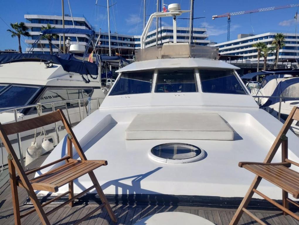 un par de sillas sentadas en un barco en Mar y Pepa, en Barcelona