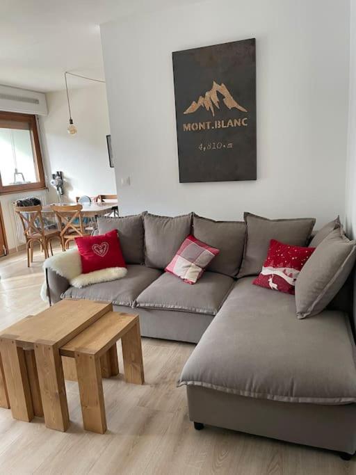 un salon avec un canapé et une table basse dans l'établissement Camp de Base : Bourg-Saint-Maurice, à Bourg-Saint-Maurice