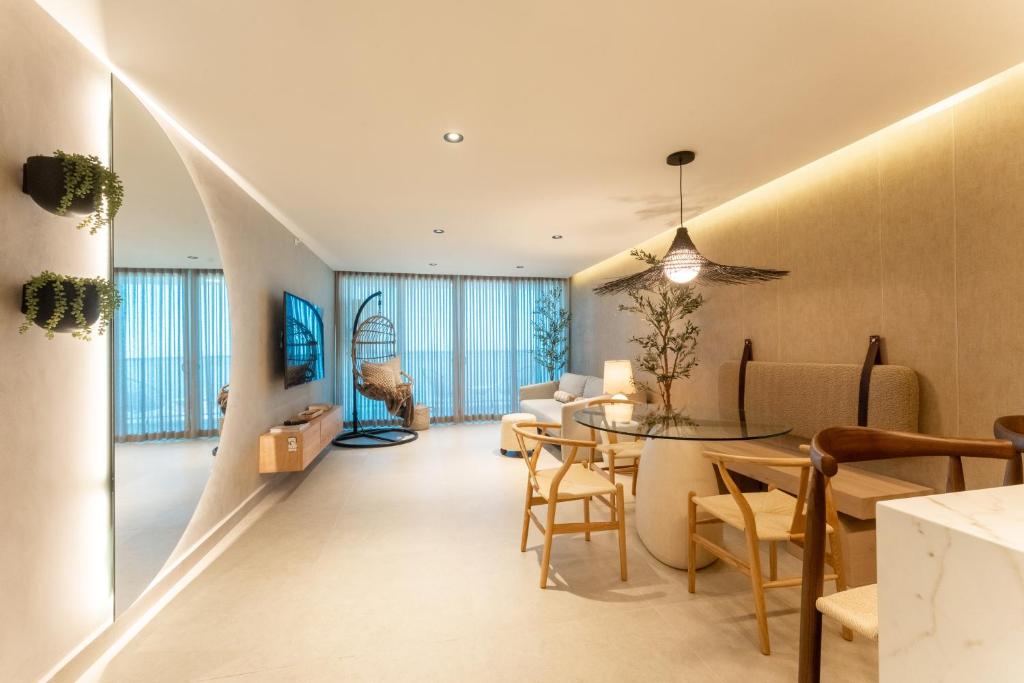 Posezení v ubytování OCEAN VIEW DELUXE SUITE: PVT. BEACH & POOL