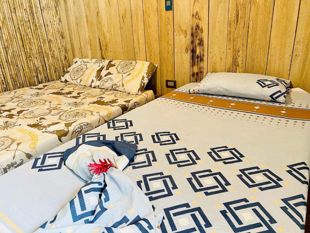 two beds sitting next to each other in a room at Utria hostel in El Valle