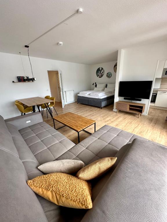 ein Wohnzimmer mit einem großen Bett und einem Sofa in der Unterkunft Ferienwohnung Bad Sachsa Harz II in Bad Sachsa