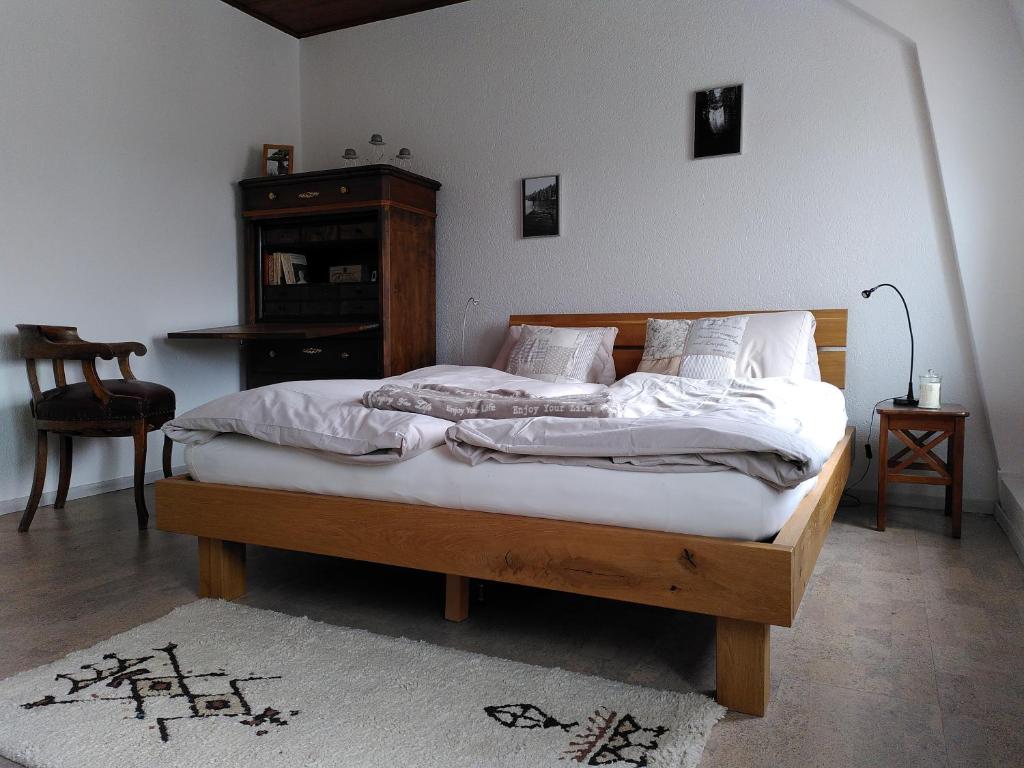 的住宿－Au soin de la Vie，一间卧室配有一张带白色床单的大床
