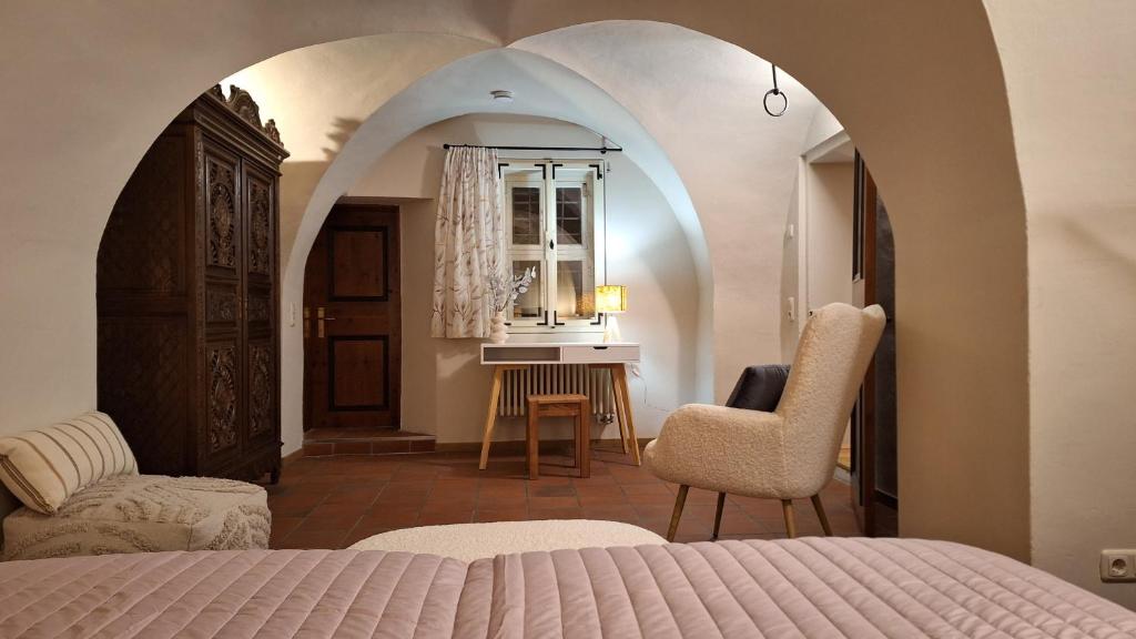 a bedroom with a bed and a table and chairs at Stadtpalais Familien-Suite 4 Zimmer mit Galerie maximal 6 Personen in Bautzen