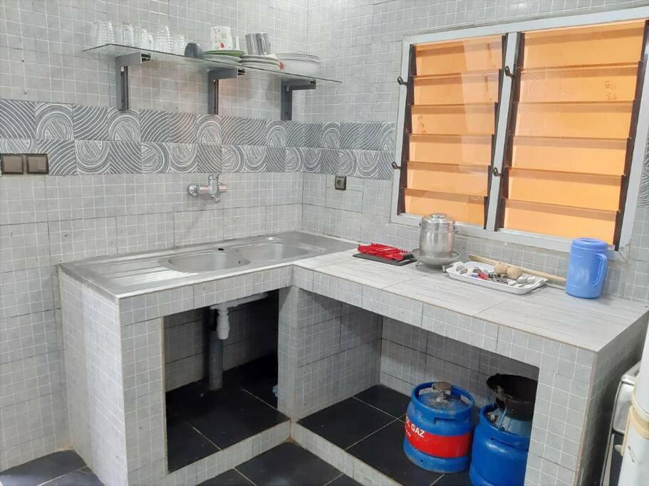 y baño con lavabo y espejo. en Villa pour vos vacances à Lomé, en Agouévé