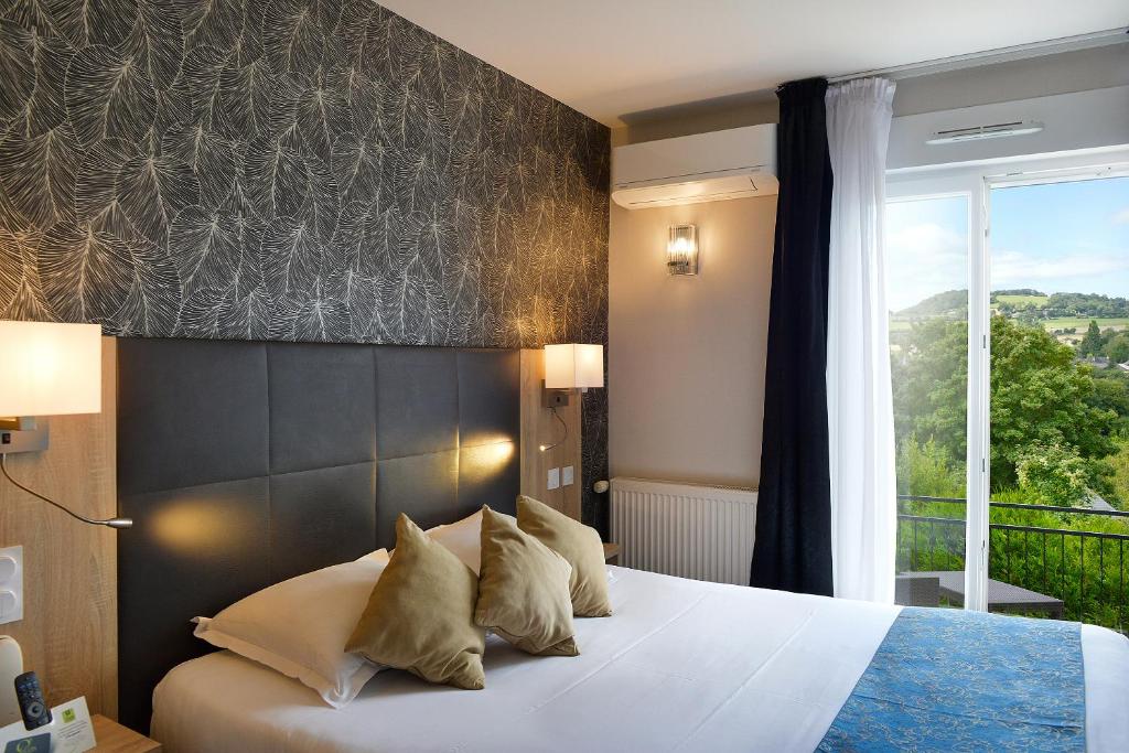 Postel nebo postele na pokoji v ubytování Logis Hotel Spa Restaurant Au Site Normand