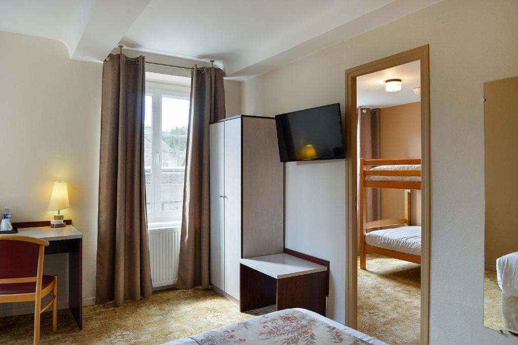 Postel nebo postele na pokoji v ubytování Logis Hotel Spa Restaurant Au Site Normand