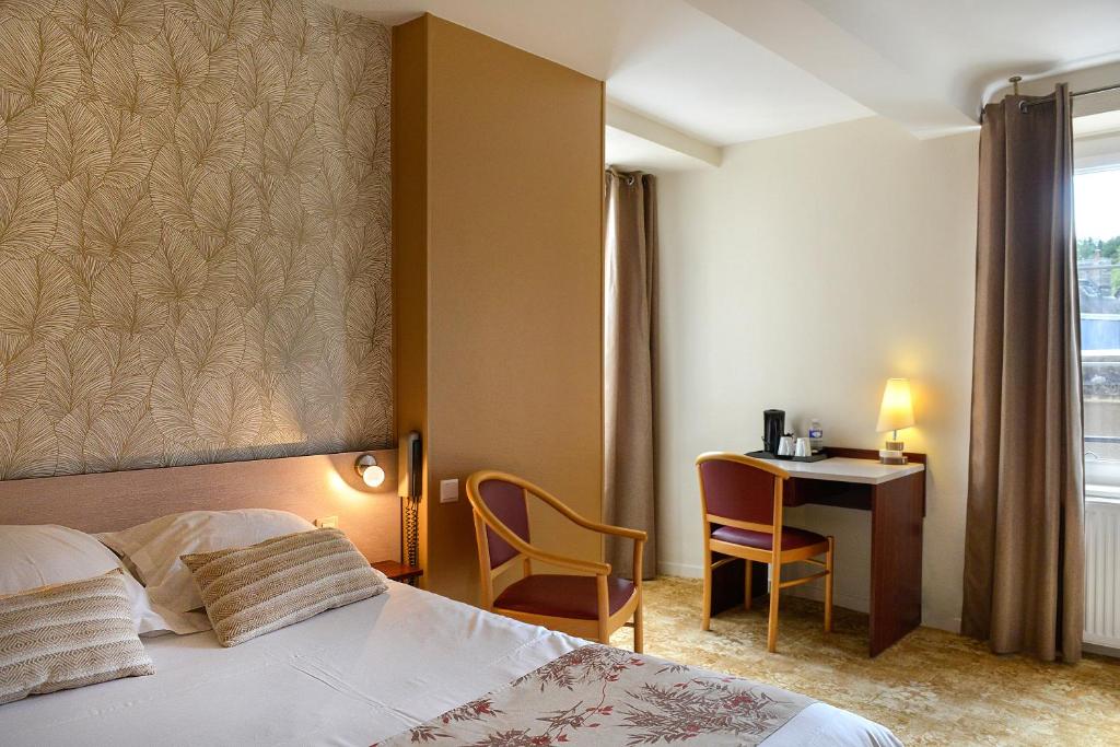 Postel nebo postele na pokoji v ubytování Logis Hotel Spa Restaurant Au Site Normand