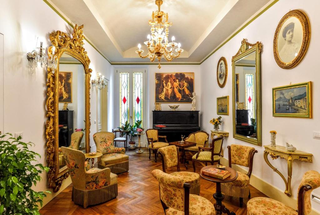 uma sala de estar cheia de mobiliário e um lustre em Arpinelli Relais em Roma