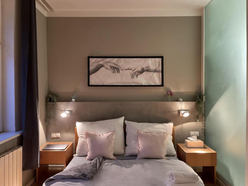 ein Schlafzimmer mit einem Bett mit zwei Nachttischen und zwei Tischen in der Unterkunft Luxury beautiful spacious apartment in perfect location in Prag