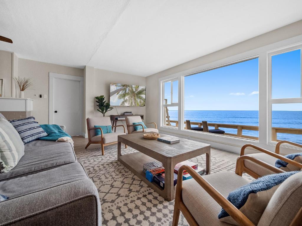 uma sala de estar com vista para o oceano em Oceanfront Paradise - Spa, Pet-Friendly, Fast Wifi, Parking & Dream Views em San Diego
